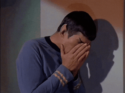 Hombre tapándose la boca frente a una pared naranja GIF
