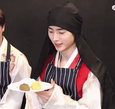 Man Holding Plate Of Food Saying Hoonsunarchives GIF