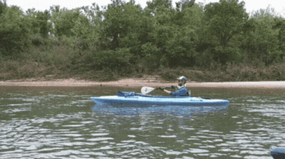 Hombre en kayak azul con remo GIF