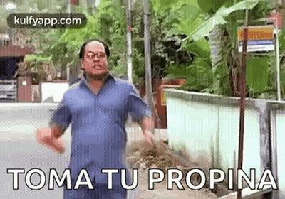 Man In Blue Shirt Running Down Street Saying Toma Tu Propina GIF