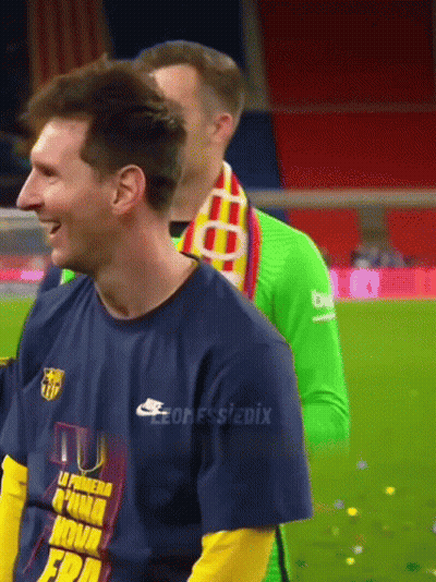 Man In Blue Shirt Saying La Primera Nina Nova GIF
