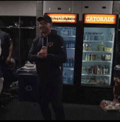 Hombre frente a un enfriador de Gatorade GIF