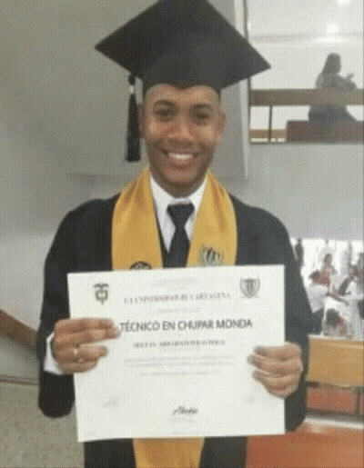 Man In Graduation Gown Holding Certificate Saying Tecnico En Chupar Mondia GIF