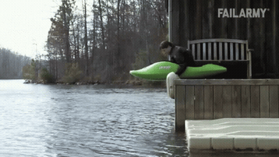 Hombre en kayak verde listo para saltar al agua GIF