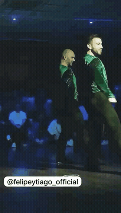 Man In Green Shirt Dancing On Stage Felipeytiago_official GIF