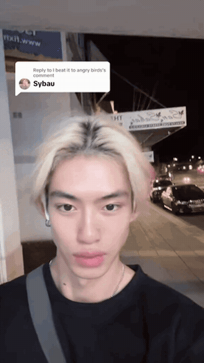 Man In Hat Holding Chicken Vous Cherchez Du Petroooole GIF