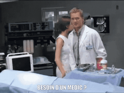 Man In Lab Coat Talking To Woman Besoin D'Un Medic GIF