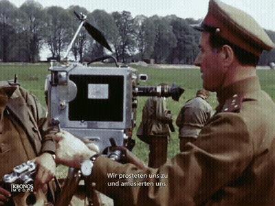 Man in Military Uniform Pointing Wir Prosteten Uns Zu Amüsierten Uns