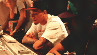 Hombre con gorra de New York Yankees sentado en escritorio GIF