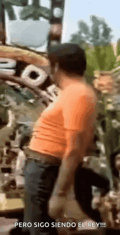 Man In Orange Shirt Says Pero Sigo Siendo El Rey GIF