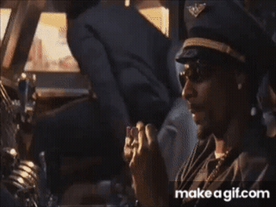Hombre con gorra de piloto fumando cigarrillo GIF