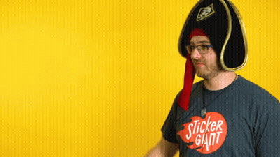 Hombre con sombrero pirata y camiseta gigante GIF