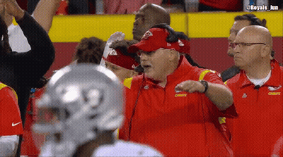 Hombre con chaqueta roja de Chiefs hablando al micrófono GIF