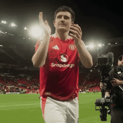 Man In Red Snapdragon Jersey Applauds GIF