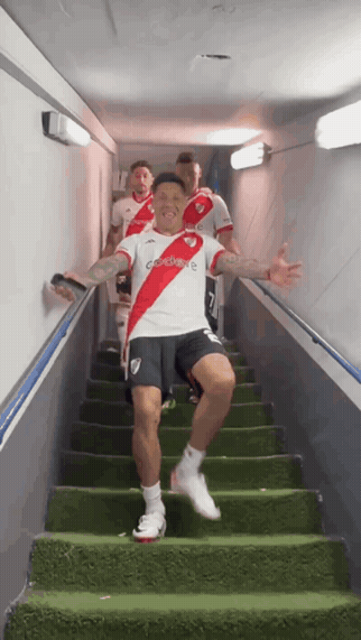 Hombre con camiseta de River Plate subiendo escaleras GIF