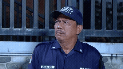 Hombre con Gorra de Seguridad de Pie Frente a una Valla GIF