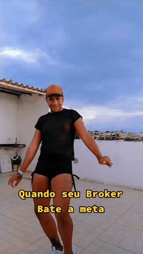 Man In Shorts And Black Shirt Dancing Quando Seu Broker Bate A Meta GIF