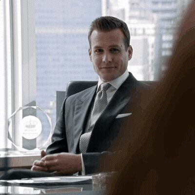Hombre con traje en escritorio con placa de Phillips GIF