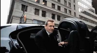 Hombre con traje bajando de una limusina GIF