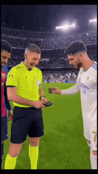 Man In Suit Saying Hey Arbitro Te Olvidaste Cobrar Un Penal GIF