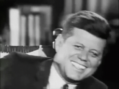Hombre trajeado sonriendo GIF