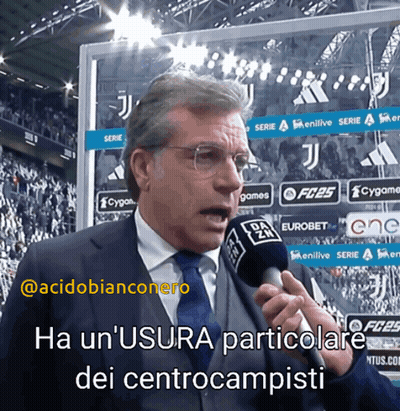 Man In Suit Speaking Into Microphone Ha Un'Usura Particolare Dei Centrocampisti GIF