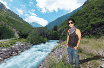 Hombre con gafas de sol junto al río de montaña GIF