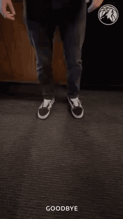 Hombre con suéter despidiéndose GIF
