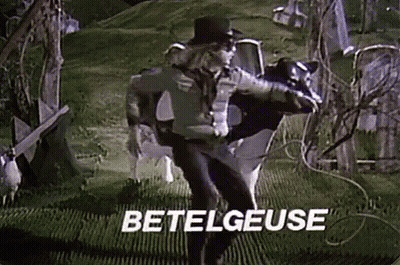 Hombre con sombrero de copa y gafas de sol bailando con una vaca GIF