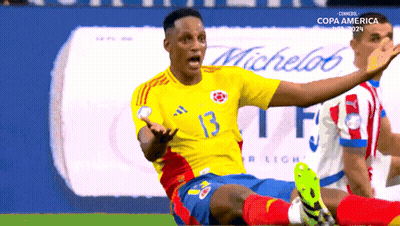 Man In Yellow Jersey With Number 13 GIF