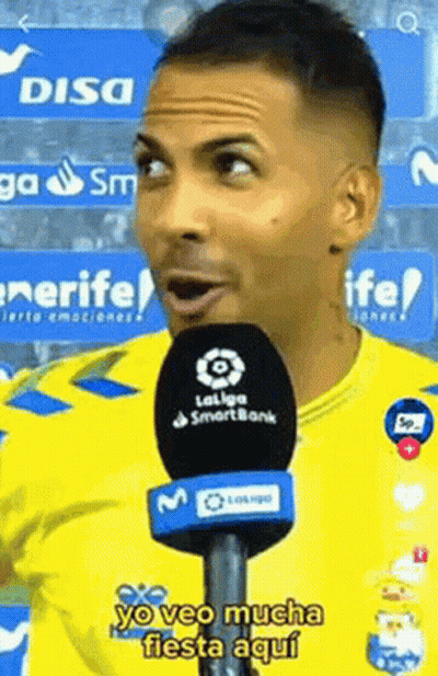 Man In Yellow Shirt Talking Into Microphone Yo Veo Mucha Fiesta Aqui GIF