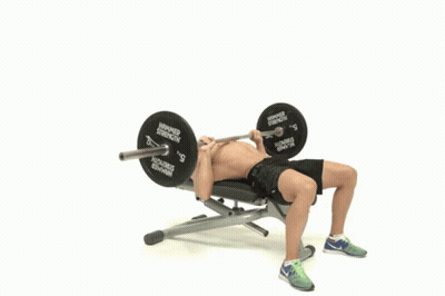 Hombre levantando barra con discos Hammer Strength GIF