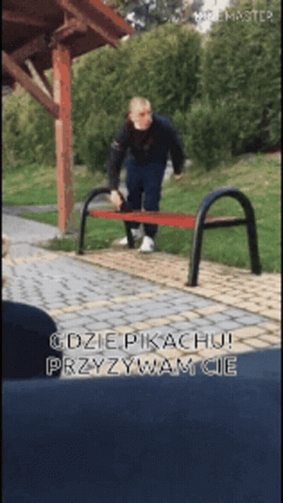 Man On Bench Gdzie Pikachu Przyzywamcie GIF