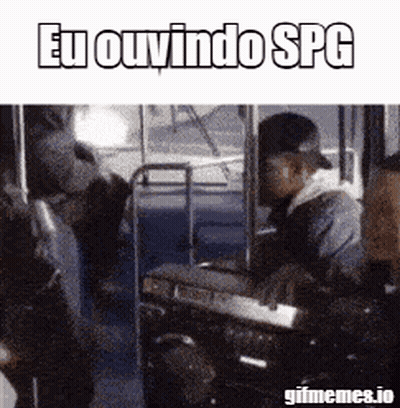 Man Playing Keyboard On Bus Eu Ouvindo SPG GIF