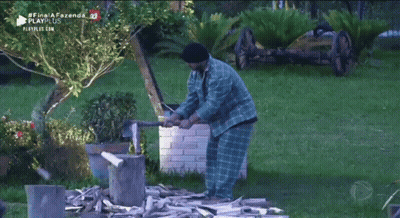 Hombre empujando carretilla llena de troncos GIF