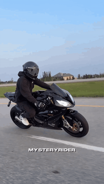 Hombre conduciendo moto misterioso GIF