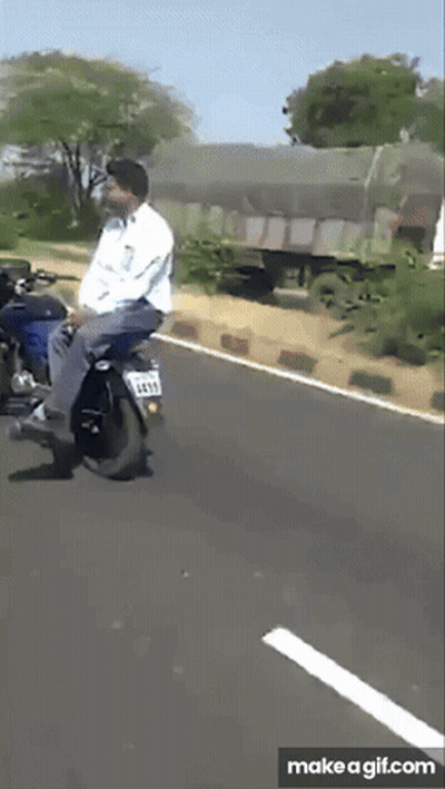 Hombre en moto con placa 4618 GIF