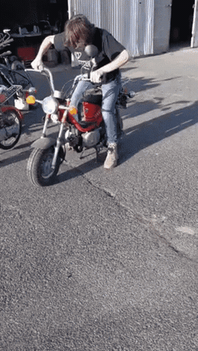 Hombre montando moto roja con Yamaha GIF