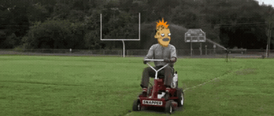 Hombre montando cortacésped Snapper en campo de fútbol GIF