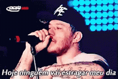 Man Singing Into Microphone Hoje Ninguem Vai Estragar Meu Dia GIF