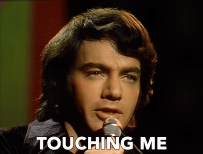 hombre cantando al micrófono diciendo tocándome GIF