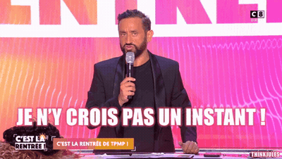 Man Speaking Into Microphone Je N'y Crois Pas Un Instant GIF