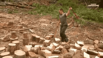 Hombre parado en pila de troncos con hacha y letrero Impresionante GIF