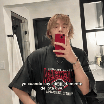 Man Taking Selfie In Mirror Yo Cuando Soy Completamente De Jota Uwu GIF