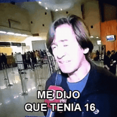 Man Talking Into Microphone Medio Que Tenia 16 GIF