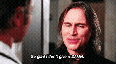 Hombre hablando con un doctor diciendo qué alivio que no me importa un carajo GIF