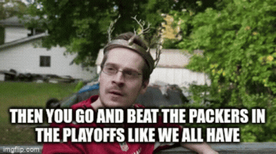 Hombre con corona de astas dice Entonces ve y vence a los Packers en los playoffs GIF