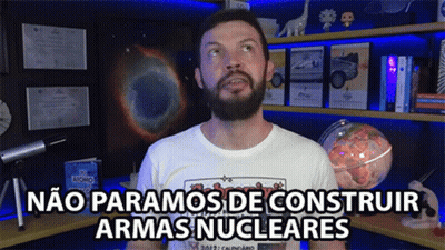 Man With Beard In White Shirt Saying Não Param De Construir Armas Nucleares GIF