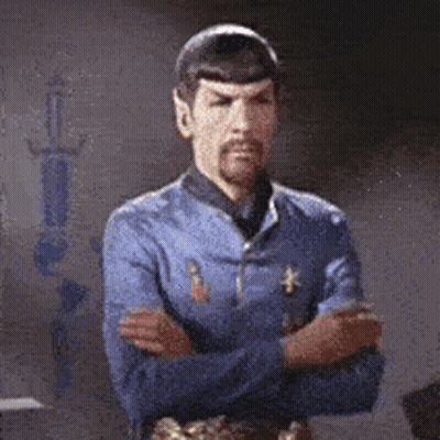 Hombre con barba de pie con los brazos cruzados GIF