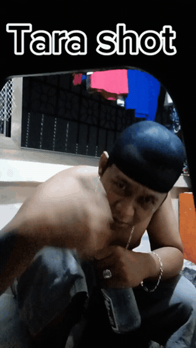 Hombre sin camisa arrodillado con toma cenital de Tara GIF